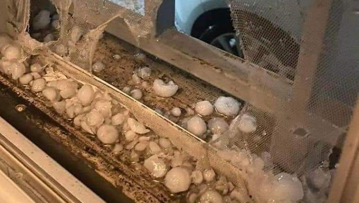 Chicci di grandine di cinque centimetri, il temporale della notte fa danni nella cintura ovest  e in bassa Val di Susa