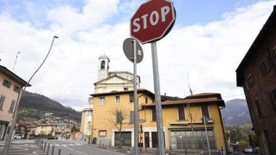 Nembro, in mille alla messa per ricordare le 190 vittime di Covid