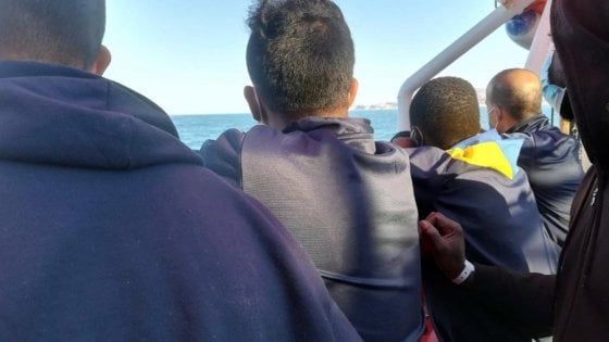 Ocean Viking, negativi i primi 65 tamponi sui migranti. In serata via al trasbordo sulla nave quarantena