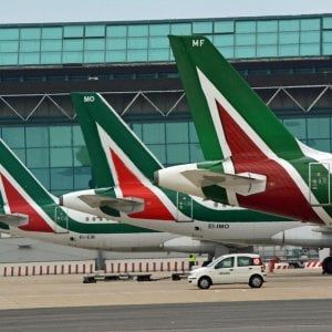 Alitalia, il governo congela le trattative per la vendita "in attesa di decisioni"