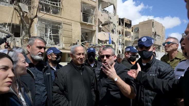 Israele, missili su Tel Aviv. Netanyahu visita i feriti: “L’intero Paese è al fronte”