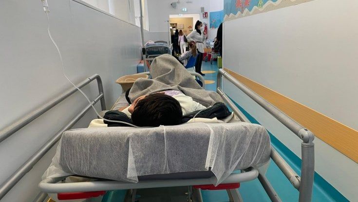 Mamme in lacrime e bimbi in barella: l’attesa lunga ore nel reparto sotto stress