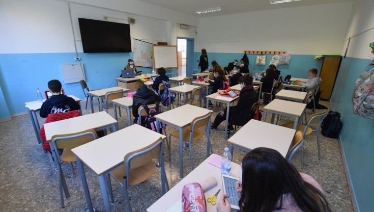 Scuole riaperte, a Bari le elementari scelgono la presenza. Alle medie classi divise a metà
