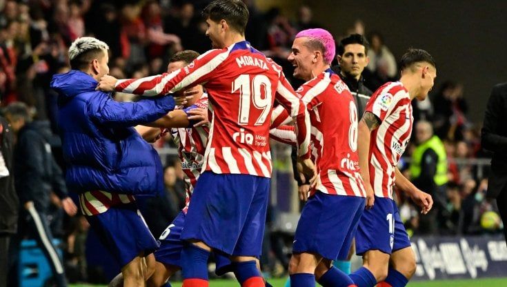 Correa dell'Atletico Madrid festeggia il proprio gol in panchina: il Var ha convalidato la rete dopo la sostituzione