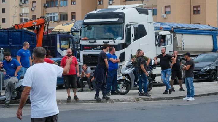Lotta del caro carburante, il fronte dei tir si spacca: scattano blocchi e picchetti