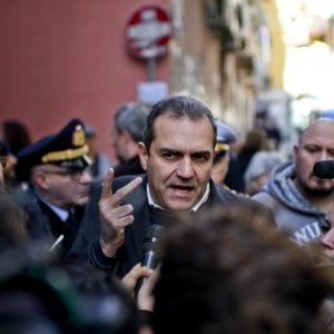 De Magistris: "Manifestazione il 14 aprile in piazza Municipio per chiedere la cancellazione del debito"