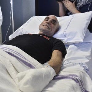 Torino, una mano bionica per l'ultramaratoneta sardo Roberto Zanda