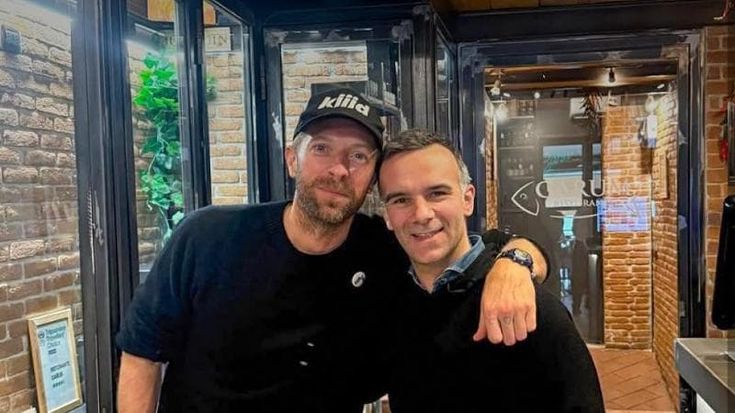 Chris Martin in viaggio con la figlia, la star dei Coldplay a Napoli e Pompei