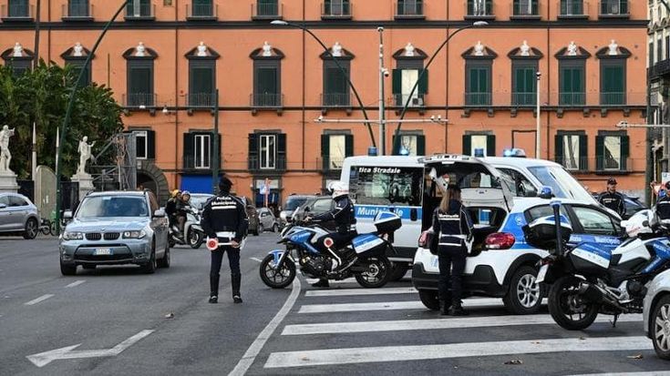 Codice della strada, multe e ritiro patente per cellulare alla guida. Primo verbale a Corso Umberto