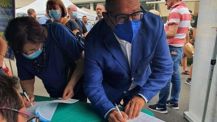 Comunali a Milano, Bernardo firma il referendum di Lega e Radicali: un segnale per il via libera 'non ufficiale' di Salvini alla sua candidatura