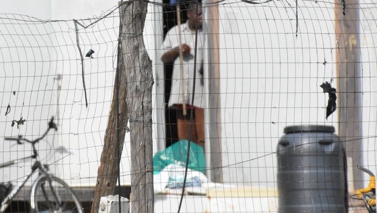 Gli effetti del Covid sui migranti: "Meno stranieri, ma aumentano gli irregolari"