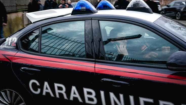 Picchiava da mesi la madre, arrestato a 15 anni: voleva soldi. La denuncia con le foto dei lividi