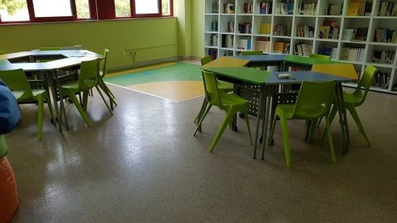 Bari, a scuola lo scaffale di genere, il bookcrossing e le zone lettura su ogni piano: "Qui la biblioteca è diffusa"