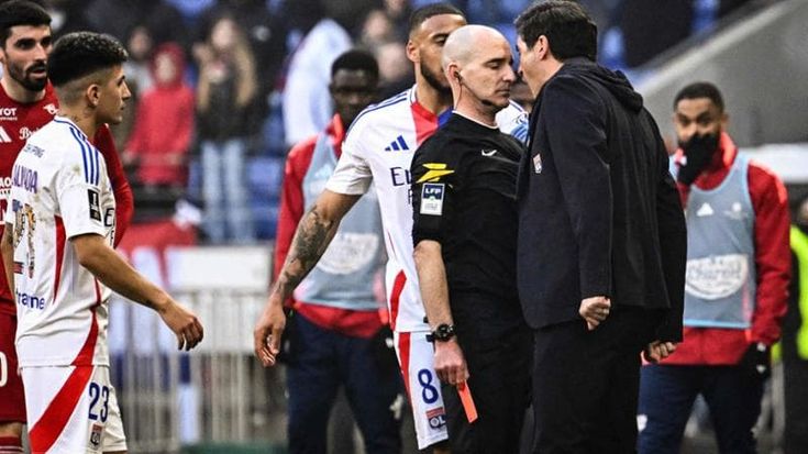 Se agli allenatori saltano i nervi: testate, litigi, gestacci, offese