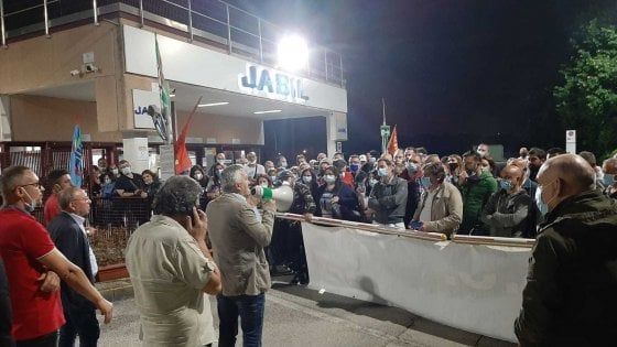 Jabil, la rabbia degli operai in fabbrica: "Una doccia gelata l'interruzione della trattativa"
