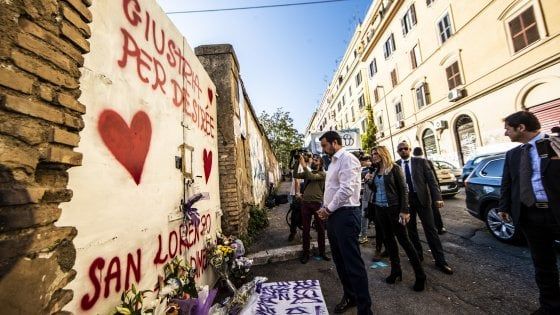 Morte Desirée, fischi e applausi per Salvini. Lui va via, poi torna per lasciare una rosa. Raggi: "Stop alcol dopo le 21"