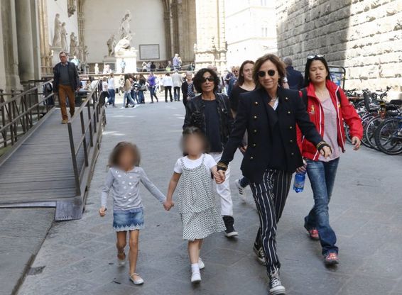 Firenze, Gianna Nannini in visita agli Uffizi con la figlia Penelope