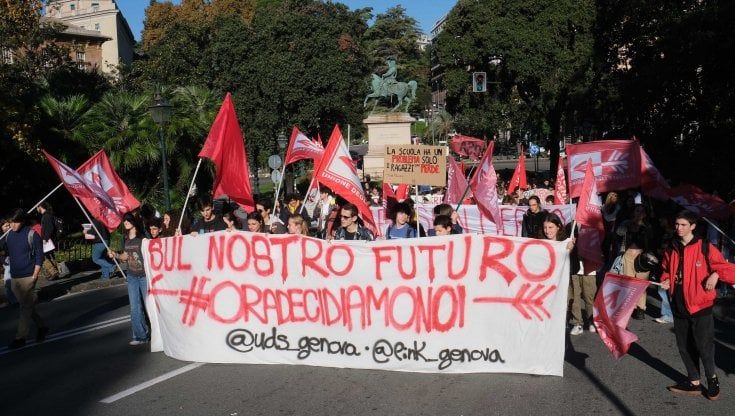 A Genova gli studenti alzano la voce contro il nuovo governo Meloni