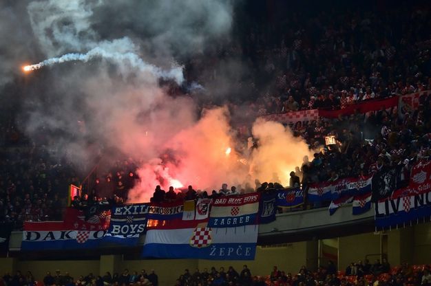 Italia-Croazia, gara sospesa per lancio fumogeni dei tifosi croati