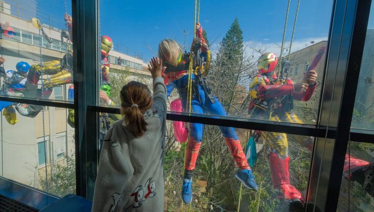 Gli eroi acrobatici sulla facciata dell'ospedale, la meraviglia dei bambini ammalati