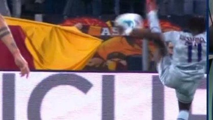 Il rigore per la Roma concesso dal Var nell’incredulità generale: nessuno si era accorto del fallo