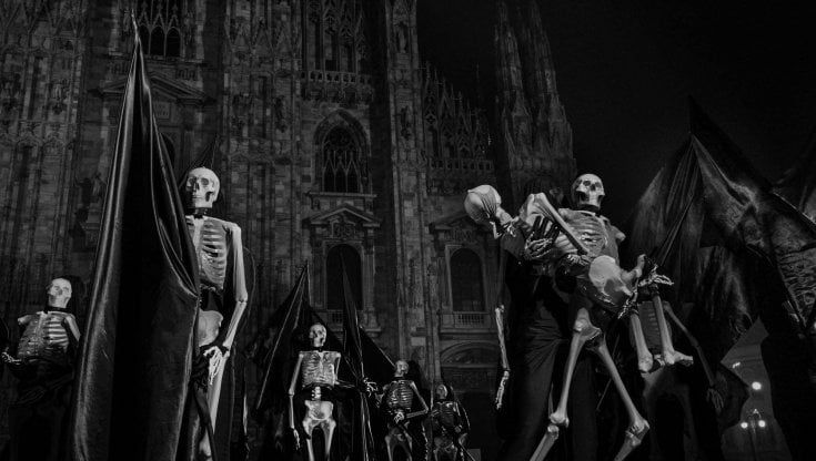 Cento scheletri marciano nella notte nel centro di Milano