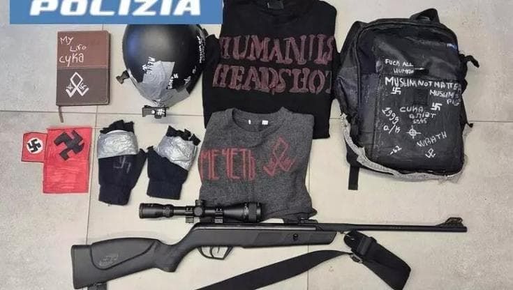 Catania, con elmetto militare e svastiche allude sui social a stragi a scuola: denunciato 14enne