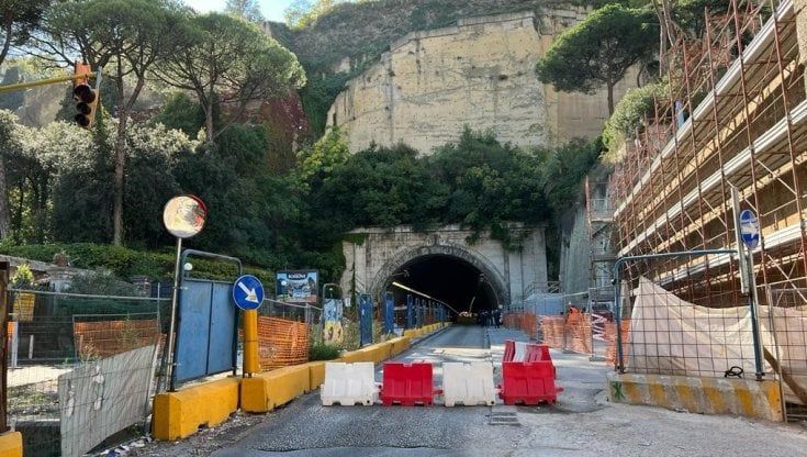 Galleria Quattro Giornate chiusa al traffico per infiltrazioni nella volta