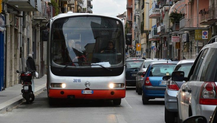 Bari, ragazzo si sente male su bus dell'Amtab e l'autista lo soccorre. "La madre ci ha ringraziato: una storia di quotidiana umanità"