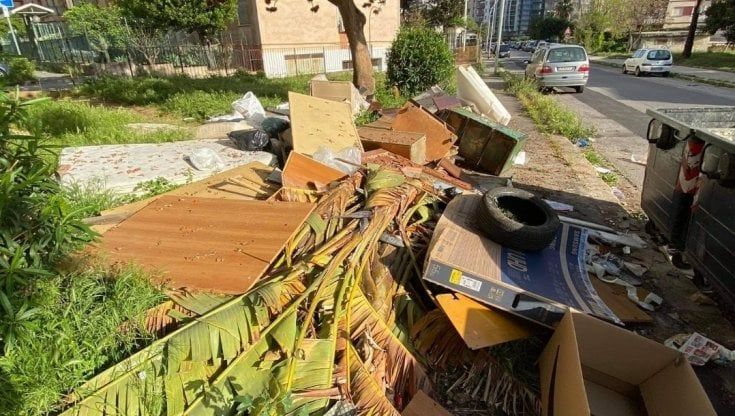 Via Marco Fanno allo Zen ridotta a discarica di ingombranti