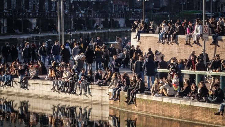 A Milano folla dai Navigli a Porta Nuova: nell'ultimo giorno di zona arancione assembramenti anche in centro