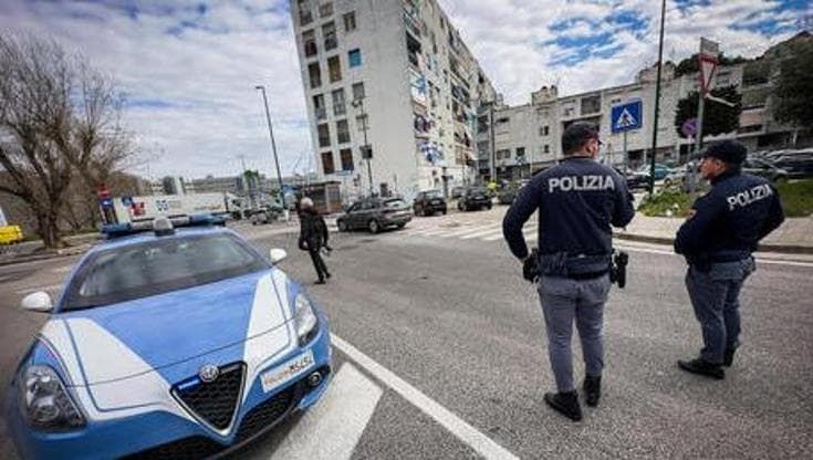 Napoli, rubato Rolex ad automobilista: era al semaforo a Secondigliano
