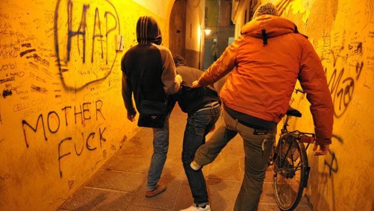 Lecce, ragazzini aggrediti da baby gang in centro: 14enne con frattura al naso e timpano perforato