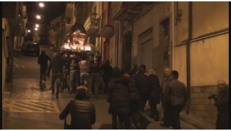 Inchino del Cristo davanti alla casa del boss nel Catanese, trentanove condanne
