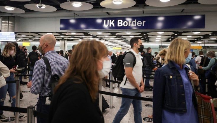 Heathrow, corsie preferenziali per i vaccinati all'aeroporto di Londra
