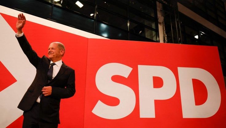 Elezioni tedesche, parte il risiko per il governo. Duello tra Scholz e Laschet per sedurre Verdi e liberali