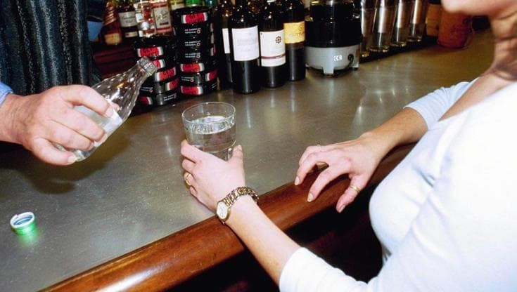 Molestie verbali alla barista, cliente arrestato: stalking. La aspettava e a fine turno la seguiva