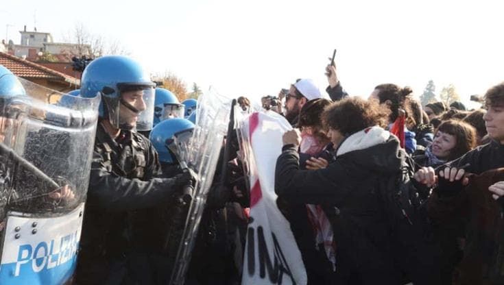 Bologna, corteo dei collettivi: scontro con la polizia. Finisce con un’aula occupata a Fisica