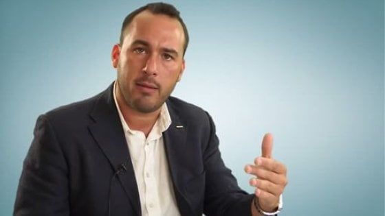Beirut, la gaffe su Twitter di Manlio Di Stefano: "Un abbraccio agli amici libici". Poi si corregge