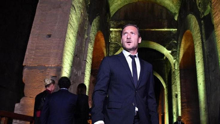 “Pensiamo al rientro di Totti”. Dopo sette anni di spot e padel la Roma chiama l’ex capitano