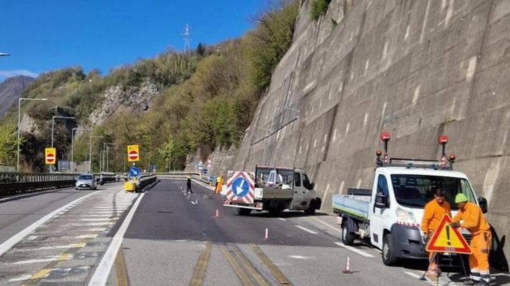 Frana all’alba in Val Brembana: traffico in tilt per la caduta di massi sulla SS470