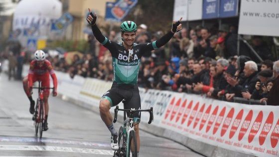 Ciclismo, Gp Larciano: sotto la pioggia trionfa Schachmann