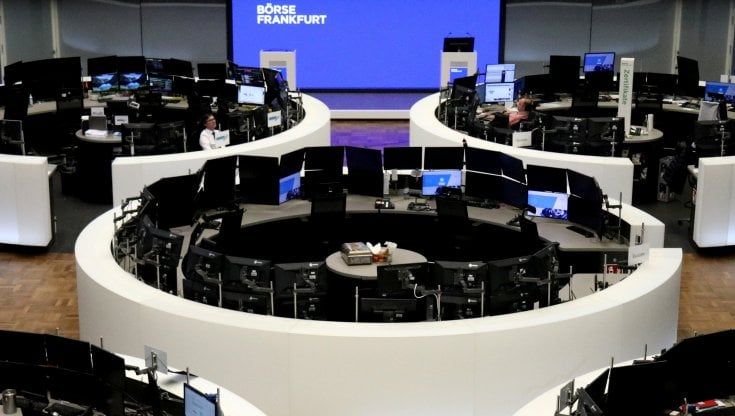 Continua la risalita dei rendimenti sovrani. Spread sopra 100 punti, Borse Ue in lieve calo