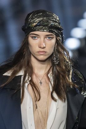 Accessori e acconciature per l'estate: 10 bandane-foulard