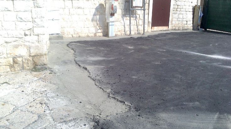 Colata di bitume ai piedi del Duomo,<br />l'ira del sindaco: 'Intervento esagerato'