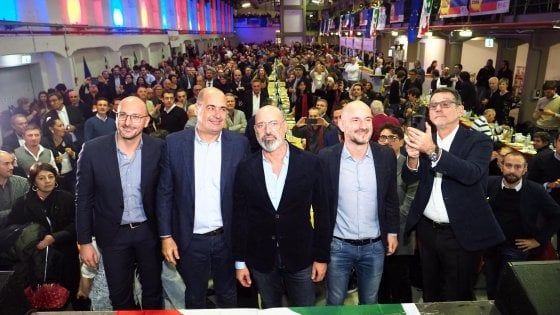 Pd, la cena dei duemila per Bonaccini: "Possiamo e dobbiamo vincere, il 7 dicembre tutti in piazza Maggiore"