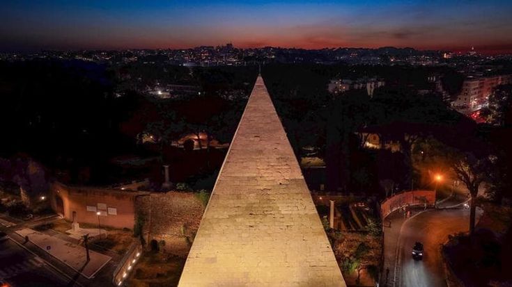 La Piramide Cestia riapre dopo tre anni: nuova luce e visite gratuite fino a ottobre