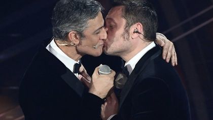 Sanremo 2020, Fiorello bacia Tiziano Ferro: 
