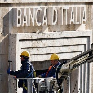Coronavirus, Bankitalia: "Alle imprese servono 50 miliardi". Le banche: "Soldi ancora bloccati"