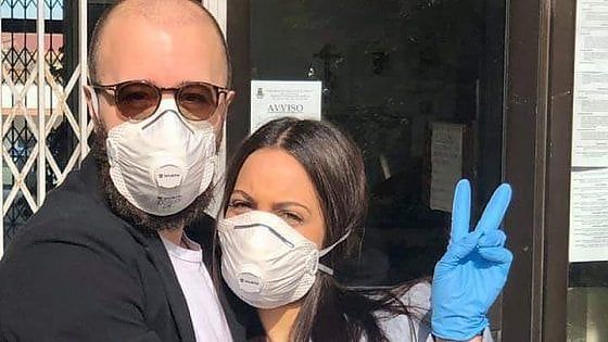 Promessi sposi ai tempi del Covid-19, il “sì” di Anna e Salvatore con la mascherina